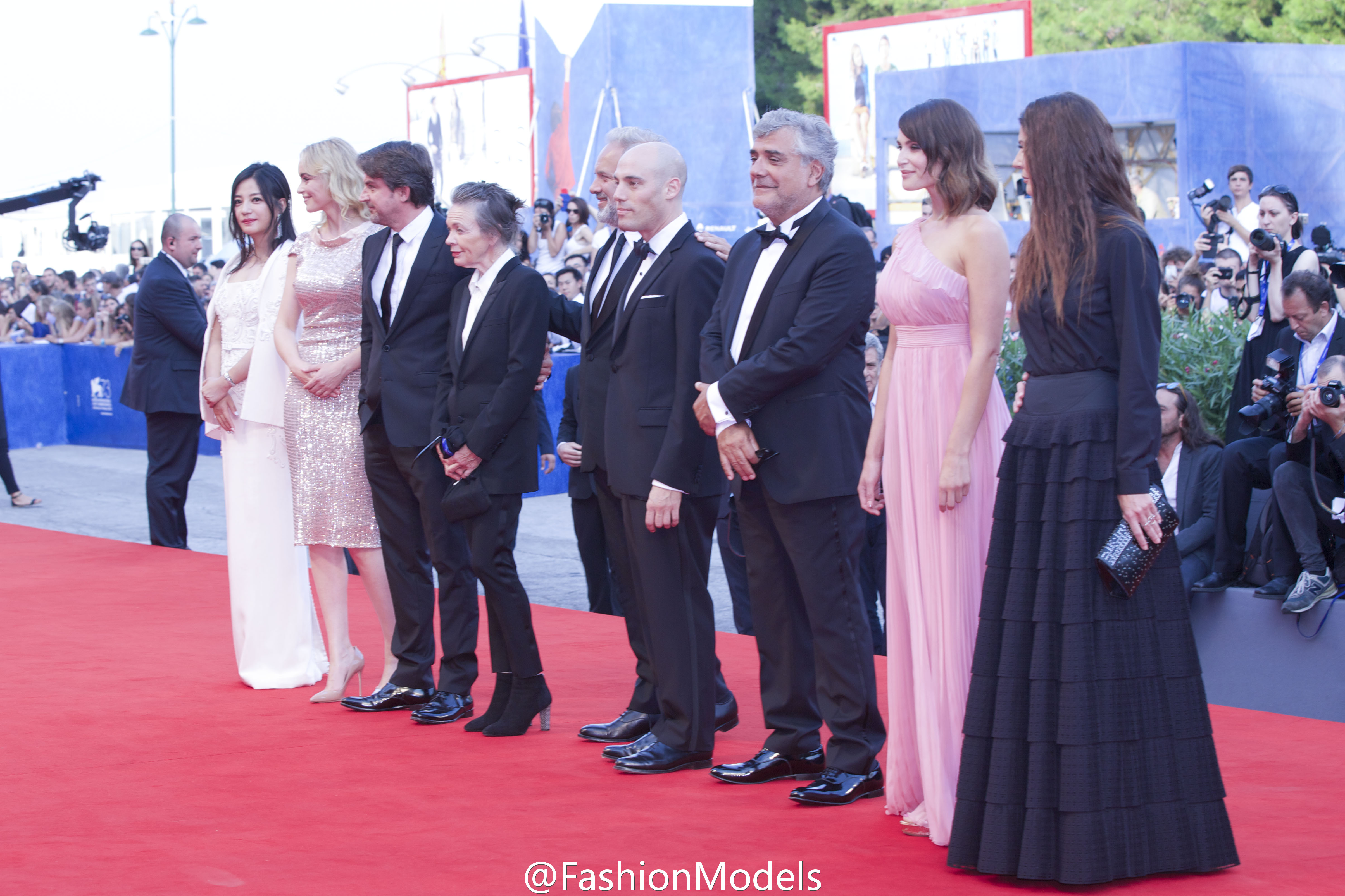 Triệu Vy tự tin sải bước thảm đỏ, chia sẻ về hai hôn lễ của Thư Kỳ và Lâm Tâm Như - Ảnh 5. Triệu Vy tự tin sải bước thảm đỏ, chia sẻ về hai hôn lễ của Thư Kỳ và Lâm Tâm Như - Ảnh 5.