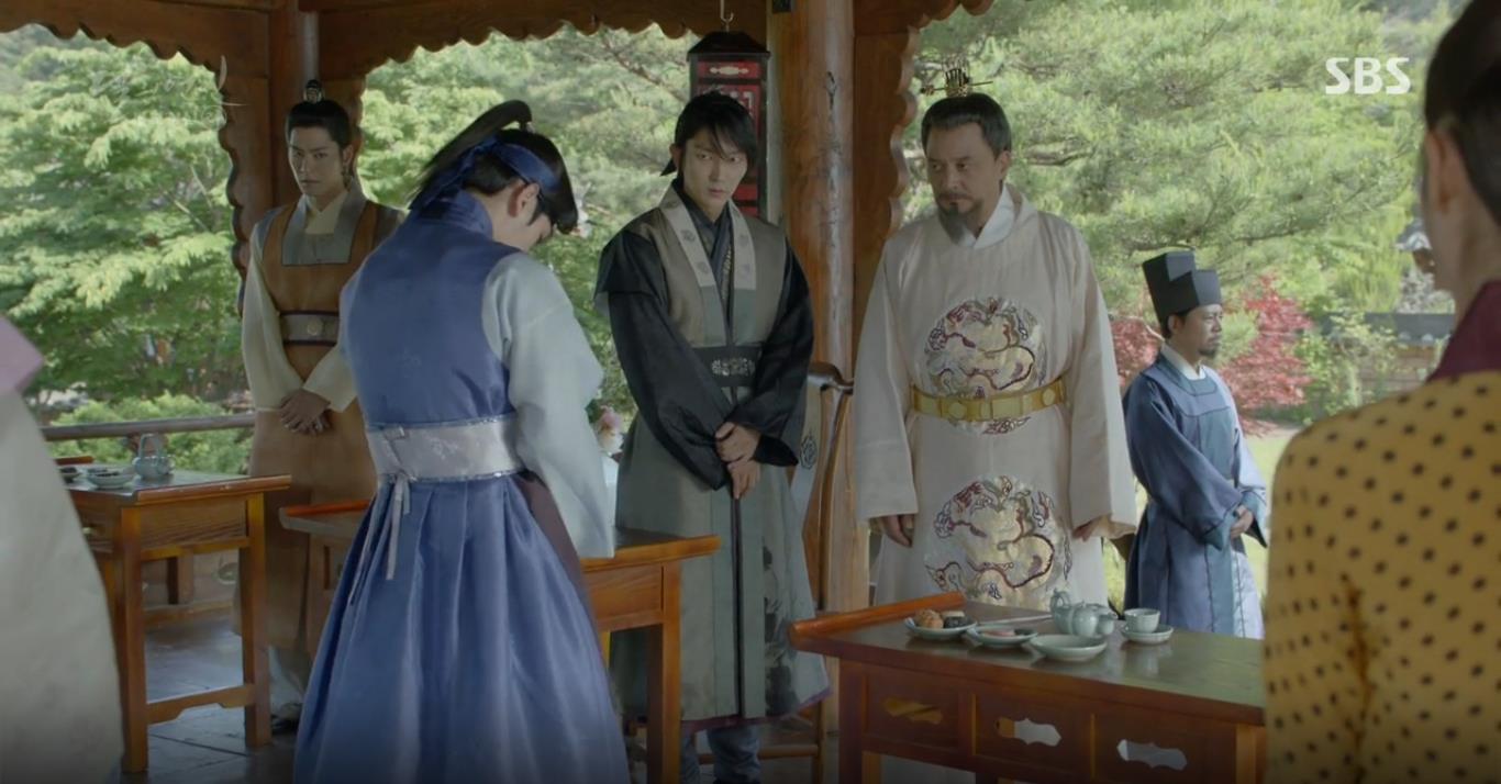 Ngờ ngợ với tình tiết đụng nhau đến kì lạ giữa hai siêu Trăng xứ Hàn - Ảnh 6. Ngờ ngợ với tình tiết đụng nhau đến kì lạ giữa hai siêu Trăng xứ Hàn - Ảnh 6.