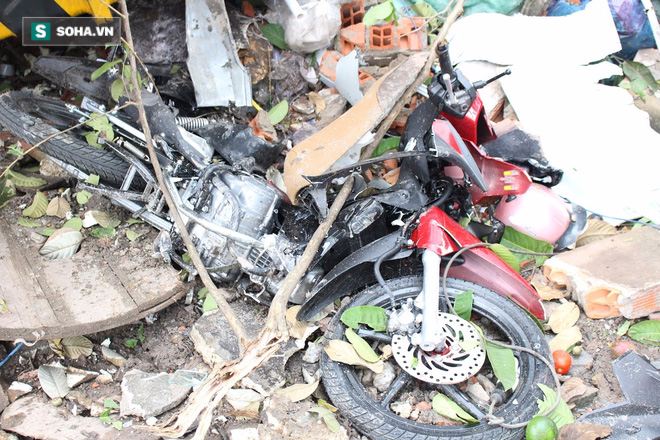 Bình Dương: Xe cẩu điên cuốn 5 xe máy và 2 cô gái vào gầm - Ảnh 6. Bình Dương: Xe cẩu điên cuốn 5 xe máy và 2 cô gái vào gầm - Ảnh 6.