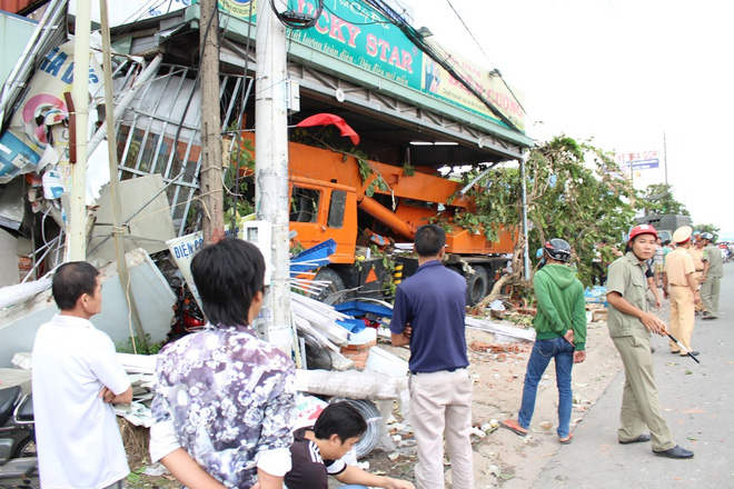 Bình Dương: Xe cẩu điên cuốn 5 xe máy và 2 cô gái vào gầm - Ảnh 10. Bình Dương: Xe cẩu điên cuốn 5 xe máy và 2 cô gái vào gầm - Ảnh 10.