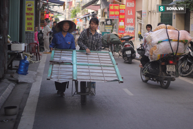 Cô bé đồng nát và những lời trách móc, dè bỉu khi cố gắng tới trường học - Ảnh 7. Cô bé đồng nát và những lời trách móc, dè bỉu khi cố gắng tới trường học - Ảnh 7.