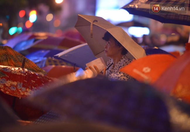 Đại lễ Vu Lan: Hàng nghìn người đội mưa nghe giảng đạo làm con tại chùa Phúc Khánh - Ảnh 16.