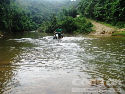 Ngày khai giảng, giáo viên vất vả cõng học sinh qua sông - Ảnh 6.