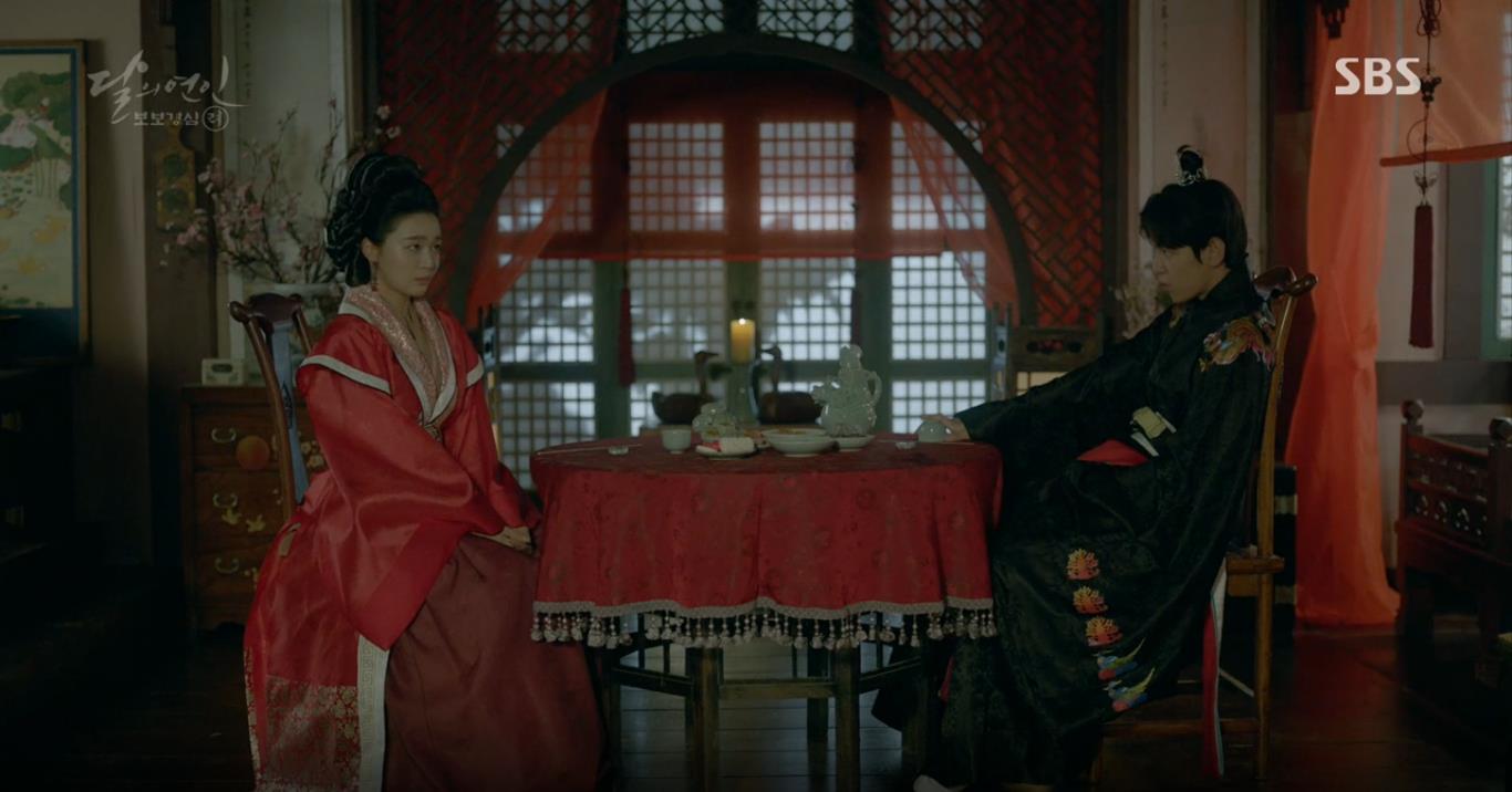 Ngờ ngợ với tình tiết đụng nhau đến kì lạ giữa hai siêu Trăng xứ Hàn - Ảnh 7. Ngờ ngợ với tình tiết đụng nhau đến kì lạ giữa hai siêu Trăng xứ Hàn - Ảnh 7.