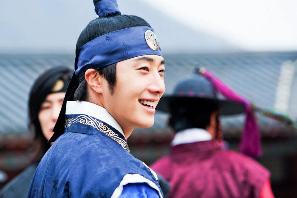 Mây Hoạ Ánh Trăng có phải là Mặt Trăng Ôm Mặt Trời phiên bản 2? - Ảnh 8. Mây Hoạ Ánh Trăng có phải là Mặt Trăng Ôm Mặt Trời phiên bản 2? - Ảnh 8.