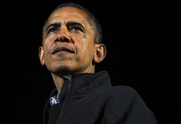 11 khoảnh khắc đầy xúc động trên chặng đường 8 năm của Tổng thống Barack Obama - Ảnh 2.