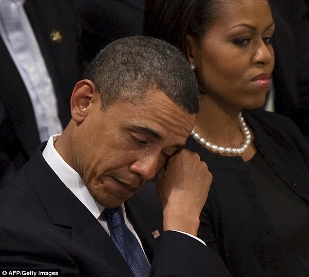 11 khoảnh khắc đầy xúc động trên chặng đường 8 năm của Tổng thống Barack Obama - Ảnh 5.