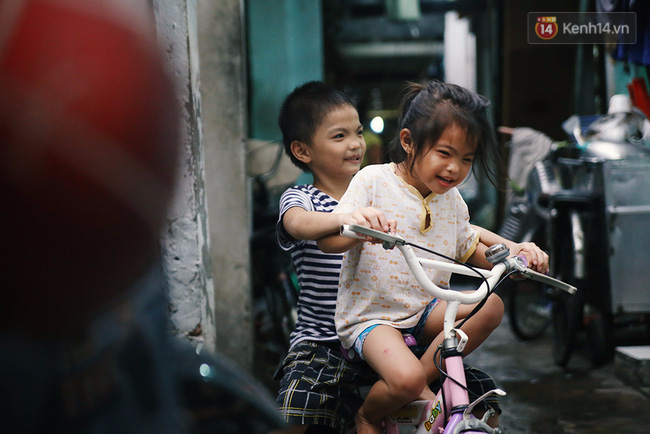Đôi mắt màu xanh kỳ lạ của hai anh em câm điếc bán vé số nơi xóm nghèo Sài Gòn - Ảnh 17.