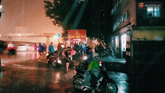 Hà Nội đang ảnh hưởng bão, mưa to gió giật kinh hoàng, nhiều tuyến phố đã ngập - Ảnh 24.