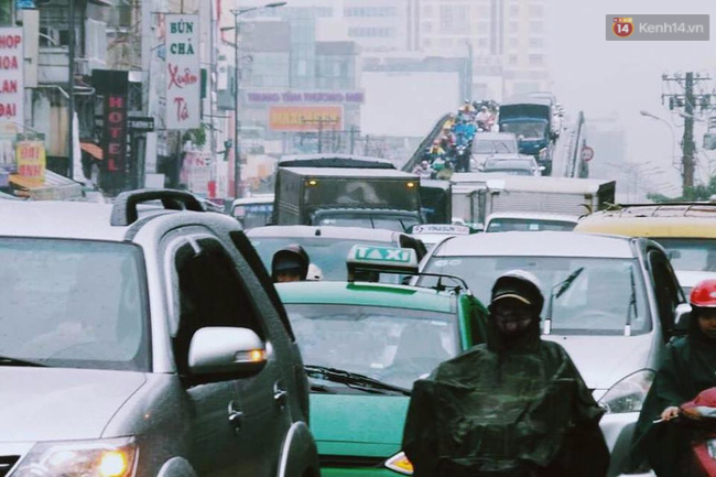 Sài Gòn mưa lớn sáng đầu tuần, người dân vật vã đến công sở vì kẹt xe khắp nơi - Ảnh 9.
