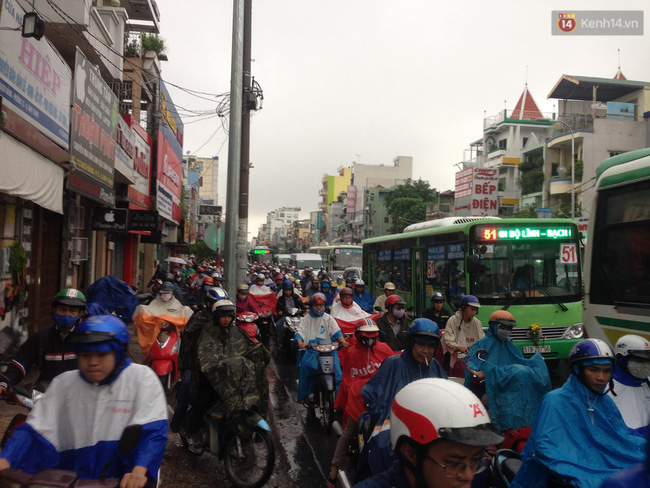 Sài Gòn mưa lớn sáng đầu tuần, người dân vật vã đến công sở vì kẹt xe khắp nơi - Ảnh 11.