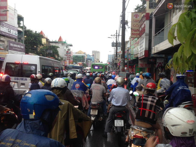 Sài Gòn mưa lớn sáng đầu tuần, người dân vật vã đến công sở vì kẹt xe khắp nơi - Ảnh 10.
