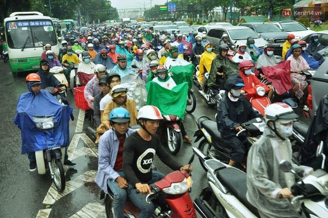 Sài Gòn mưa lớn sáng đầu tuần, người dân vật vã đến công sở vì kẹt xe khắp nơi - Ảnh 13.