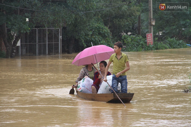 Chùm ảnh: Những hình ảnh nhói lòng về mưa lũ kinh hoàng ở miền Trung - Ảnh 10.