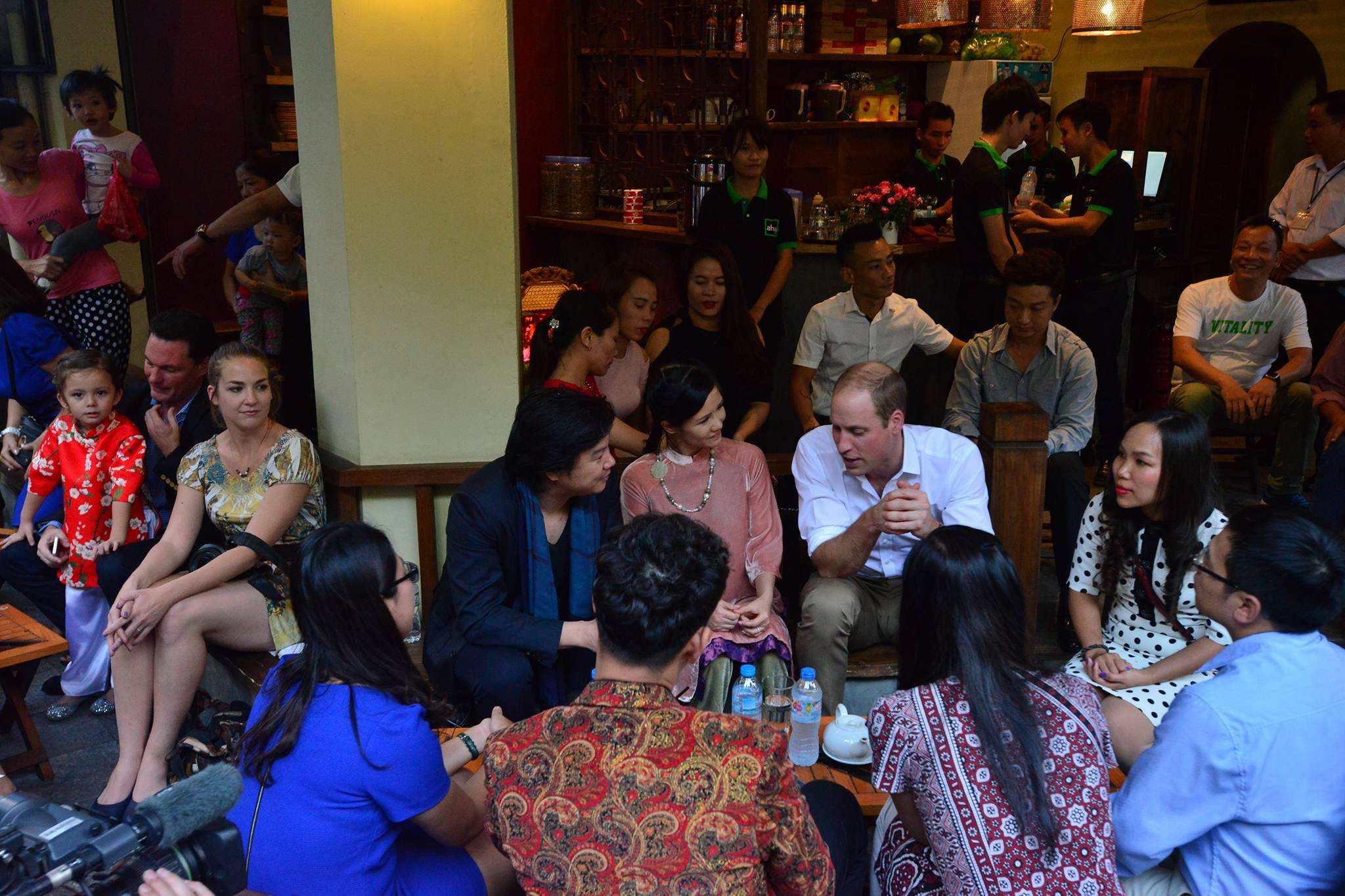 Hoàng tử William đi cafe với Hồng Nhung, Thanh Bùi, Xuân Bắc rồi tới thăm đền Ngọc Sơn - Ảnh 1. Hoàng tử William đi cafe với Hồng Nhung, Thanh Bùi, Xuân Bắc rồi tới thăm đền Ngọc Sơn - Ảnh 1.