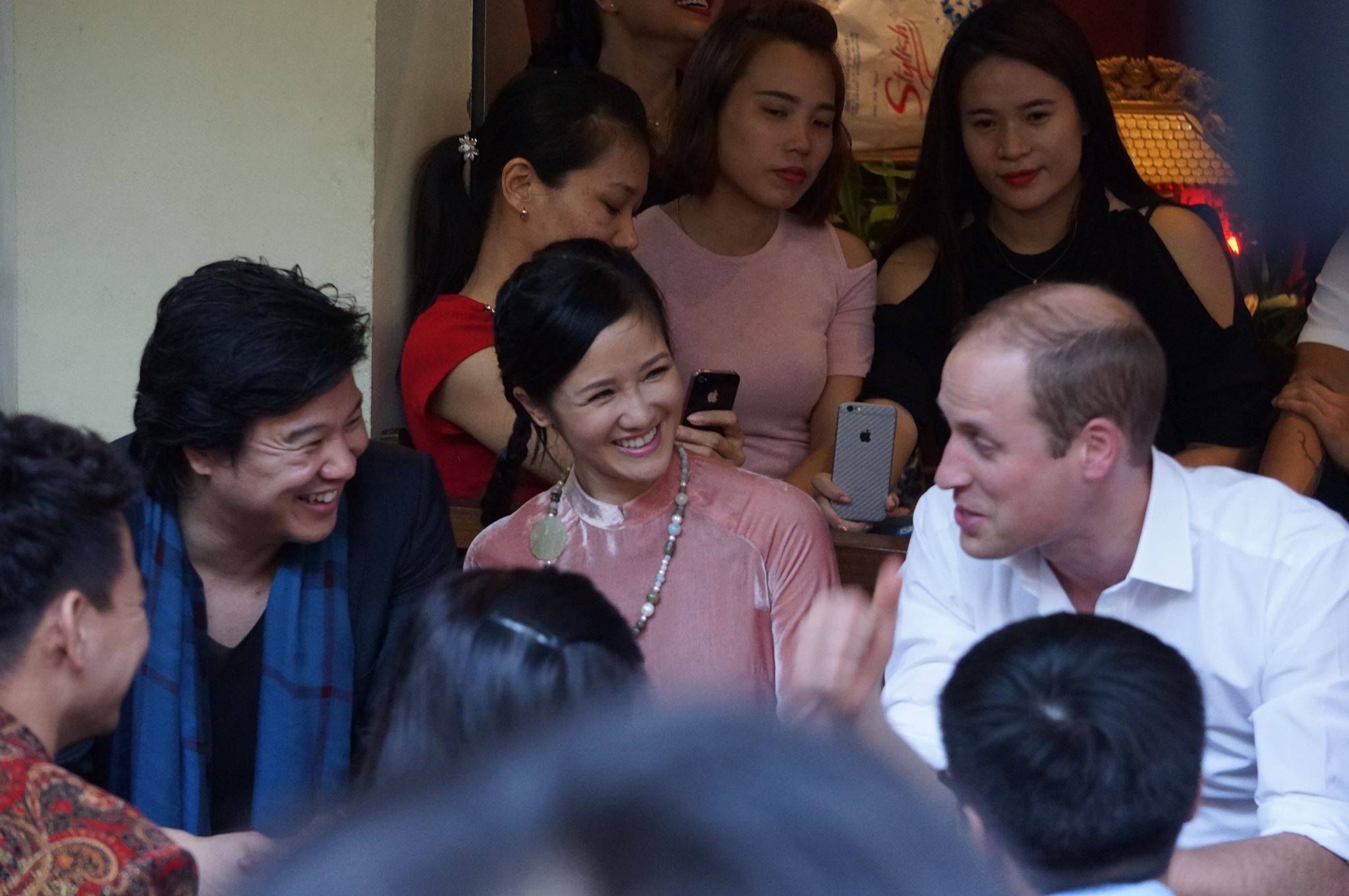 Hoàng tử William đi cafe với Hồng Nhung, Thanh Bùi, Xuân Bắc rồi tới thăm đền Ngọc Sơn - Ảnh 2. Hoàng tử William đi cafe với Hồng Nhung, Thanh Bùi, Xuân Bắc rồi tới thăm đền Ngọc Sơn - Ảnh 2.