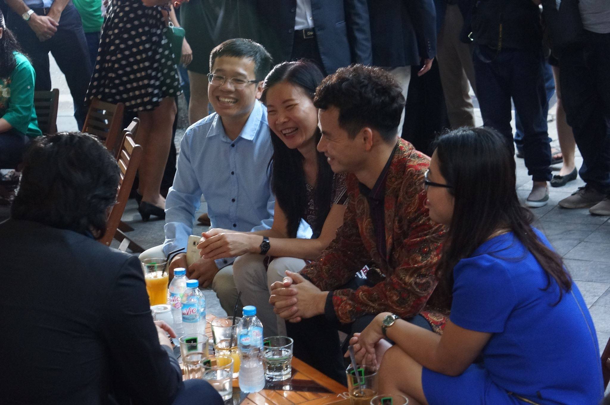 Hoàng tử William đi cafe với Hồng Nhung, Thanh Bùi, Xuân Bắc rồi tới thăm đền Ngọc Sơn - Ảnh 3. Hoàng tử William đi cafe với Hồng Nhung, Thanh Bùi, Xuân Bắc rồi tới thăm đền Ngọc Sơn - Ảnh 3.