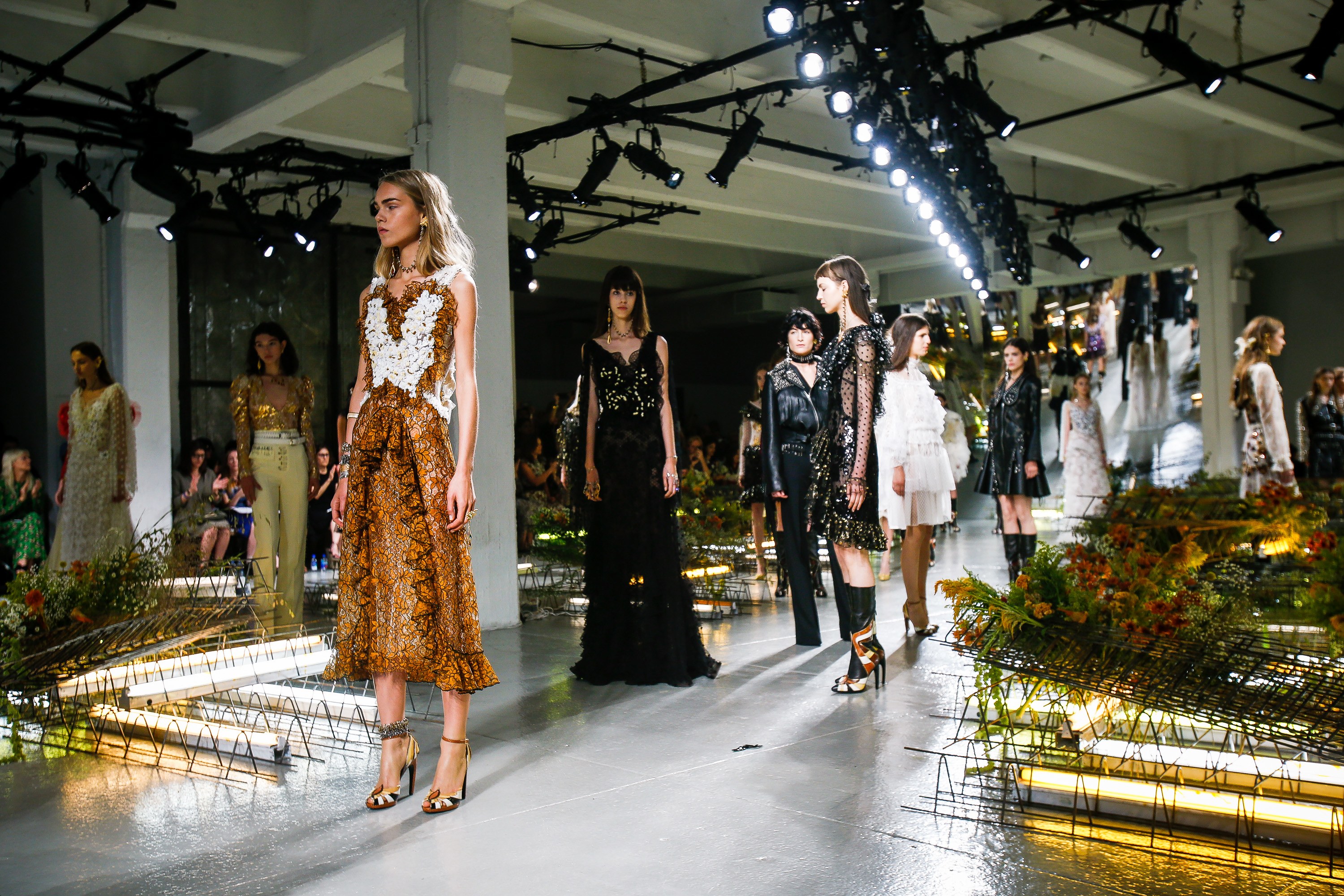 9 bộ sưu tập và những giấc mơ tuyệt vời cho con gái từ NYFW - Ảnh 31. 9 bộ sưu tập và những giấc mơ tuyệt vời cho con gái từ NYFW - Ảnh 31.