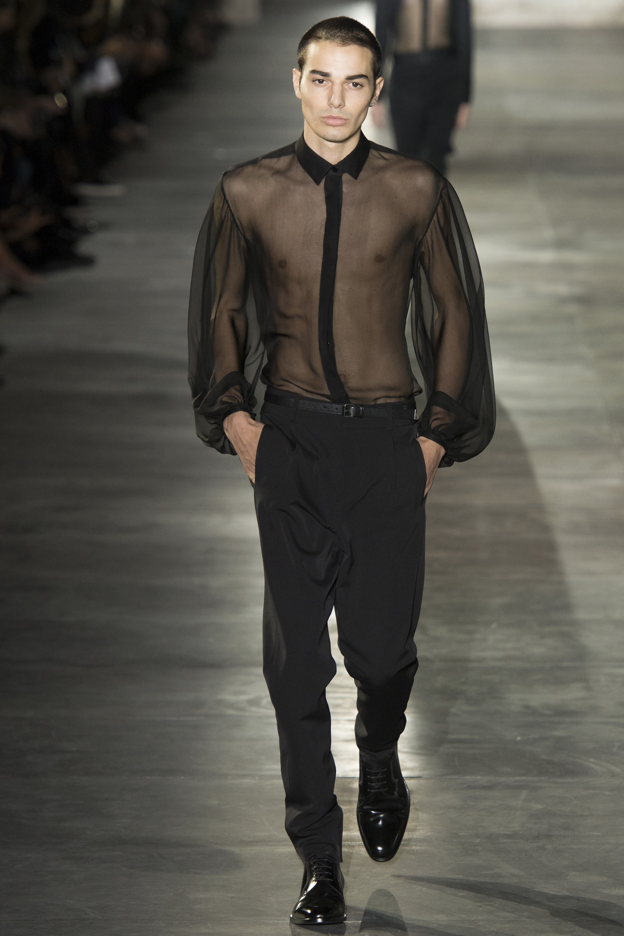 Truy tìm danh tính chàng mẫu nam cân nguyên dàn mẫu nữ trong show Saint Laurent - Ảnh 3. Truy tìm danh tính chàng mẫu nam cân nguyên dàn mẫu nữ trong show Saint Laurent - Ảnh 3.