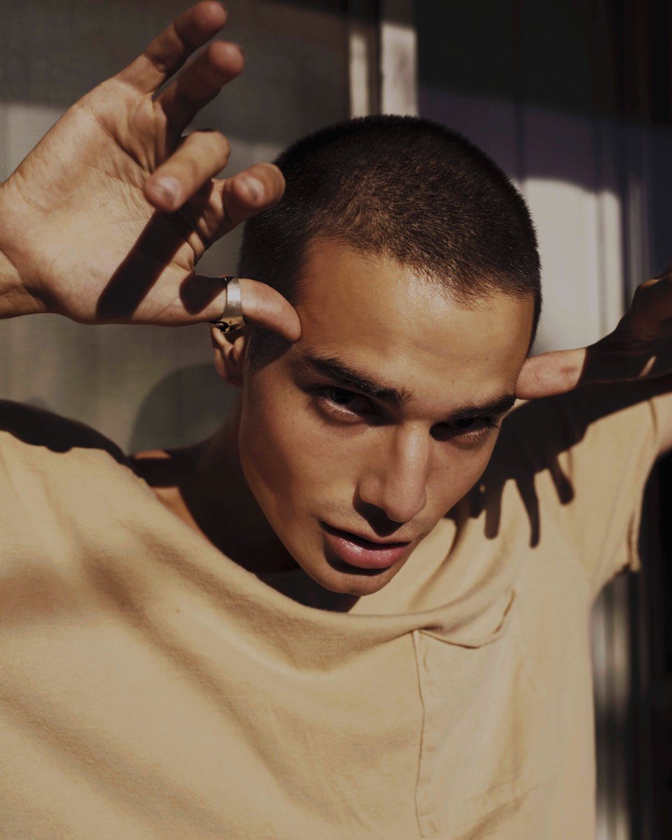 Truy tìm danh tính chàng mẫu nam cân nguyên dàn mẫu nữ trong show Saint Laurent - Ảnh 5. Truy tìm danh tính chàng mẫu nam cân nguyên dàn mẫu nữ trong show Saint Laurent - Ảnh 5.