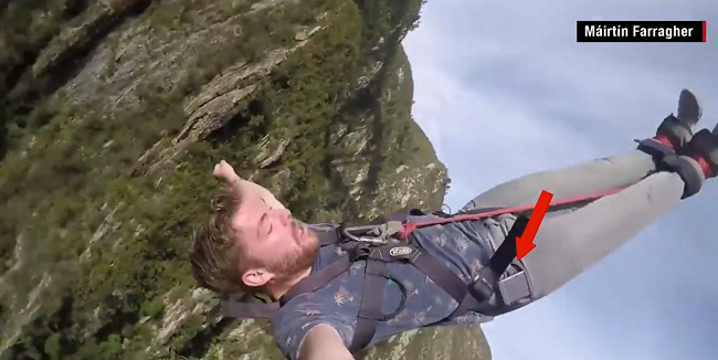 Chỉ vì chơi bungee, chàng trai này đã vô tình tiễn iPhone xuống hẻm núi - Ảnh 1.