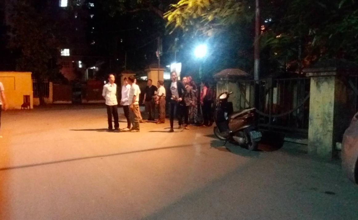 Xe chở tôn trôi tuột trên cầu Mai Lĩnh, người phụ nữ ngồi chờ xe buýt bị cứa cổ tử vong - Ảnh 3. Xe chở tôn trôi tuột trên cầu Mai Lĩnh, người phụ nữ ngồi chờ xe buýt bị cứa cổ tử vong - Ảnh 3.