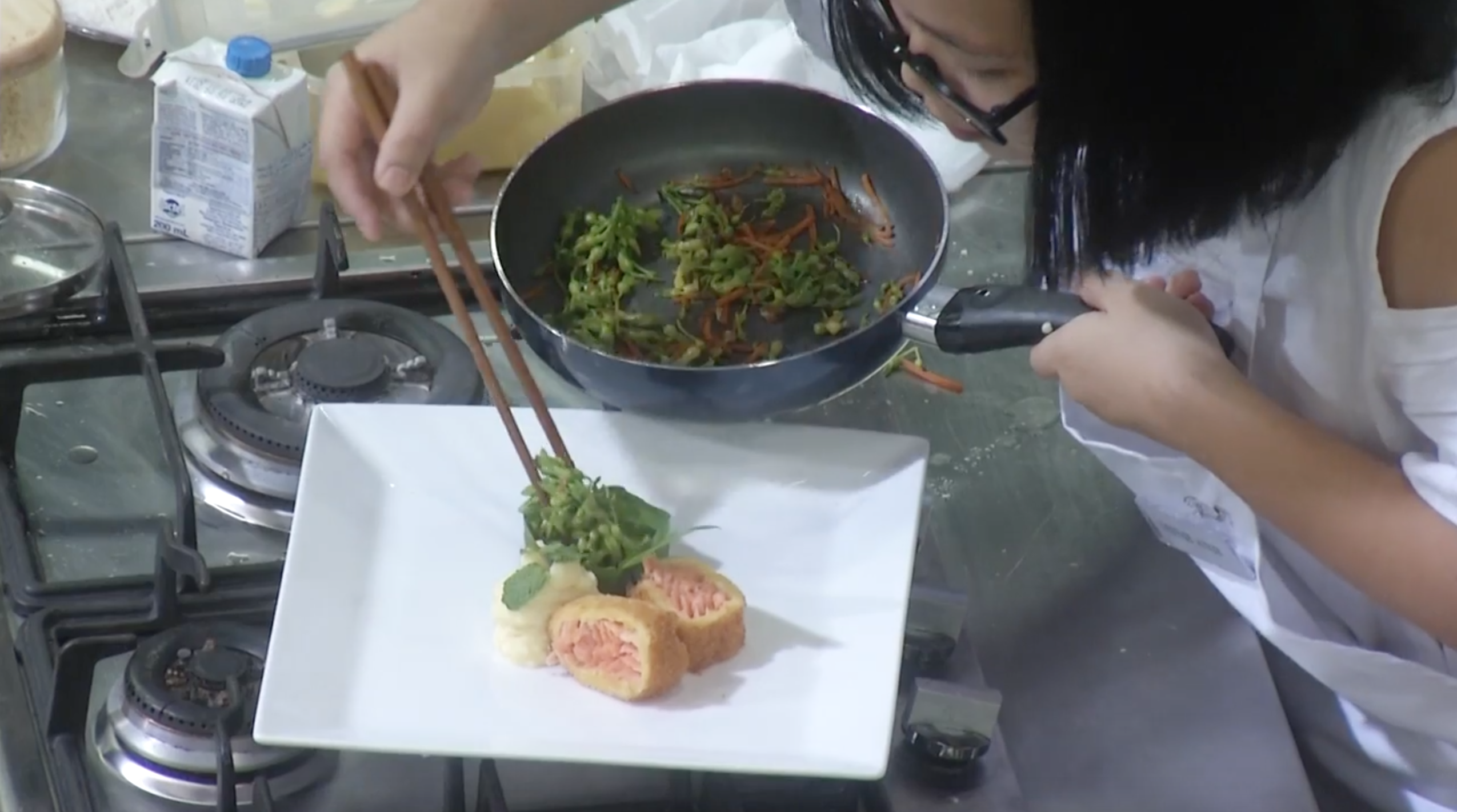 Xem đoạn clip này bạn sẽ không ngờ trẻ em Việt Nam lại nấu ăn giỏi đến thế! - Ảnh 9. Xem đoạn clip này bạn sẽ không ngờ trẻ em Việt Nam lại nấu ăn giỏi đến thế! - Ảnh 9.