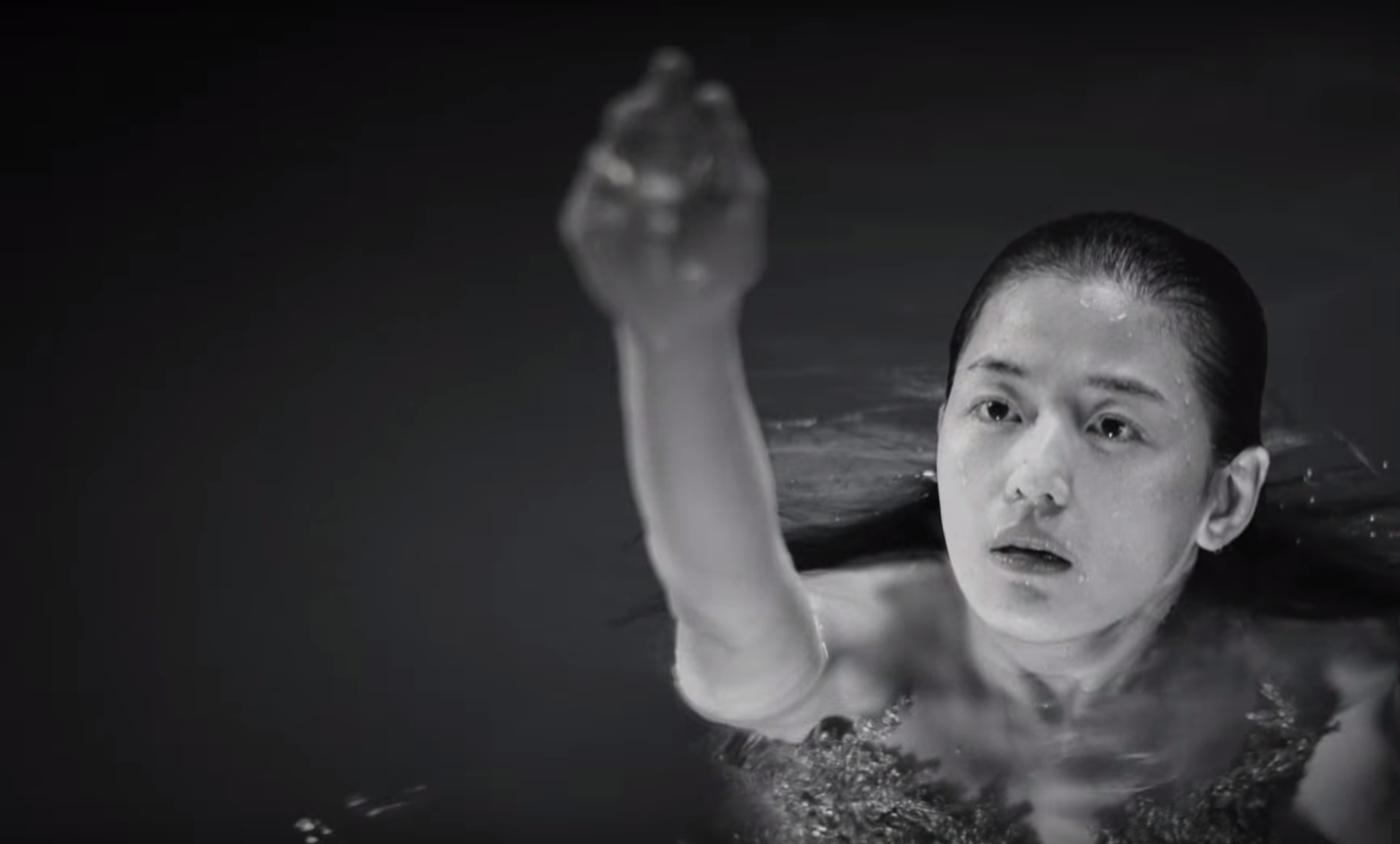 Lee Min Ho bơ vơ giữa biển, tiên cá Jeon Ji Hyun bơi lội tung tăng - Ảnh 7. Lee Min Ho bơ vơ giữa biển, tiên cá Jeon Ji Hyun bơi lội tung tăng - Ảnh 7.