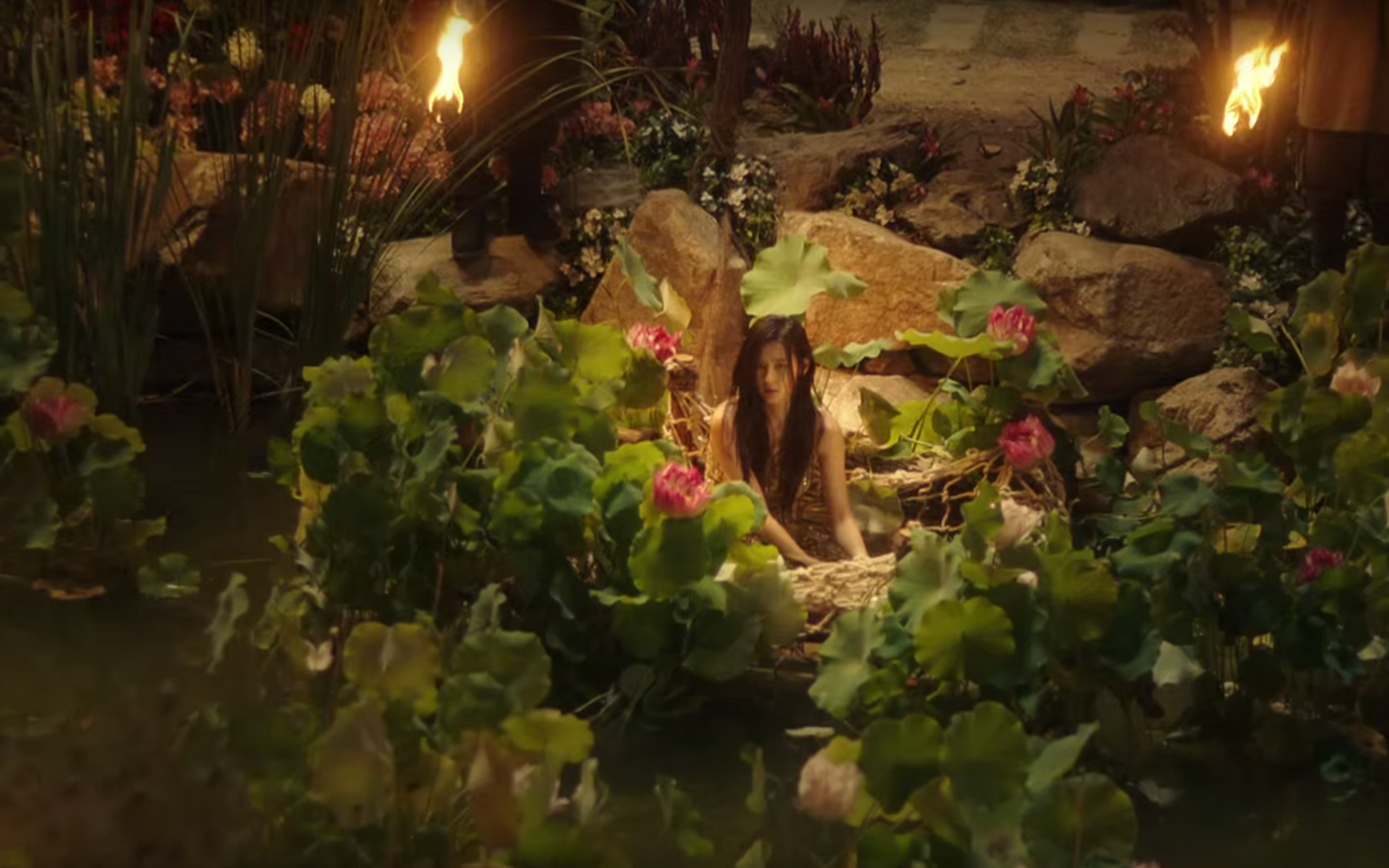 Lee Min Ho bơ vơ giữa biển, tiên cá Jeon Ji Hyun bơi lội tung tăng - Ảnh 11. Lee Min Ho bơ vơ giữa biển, tiên cá Jeon Ji Hyun bơi lội tung tăng - Ảnh 11.