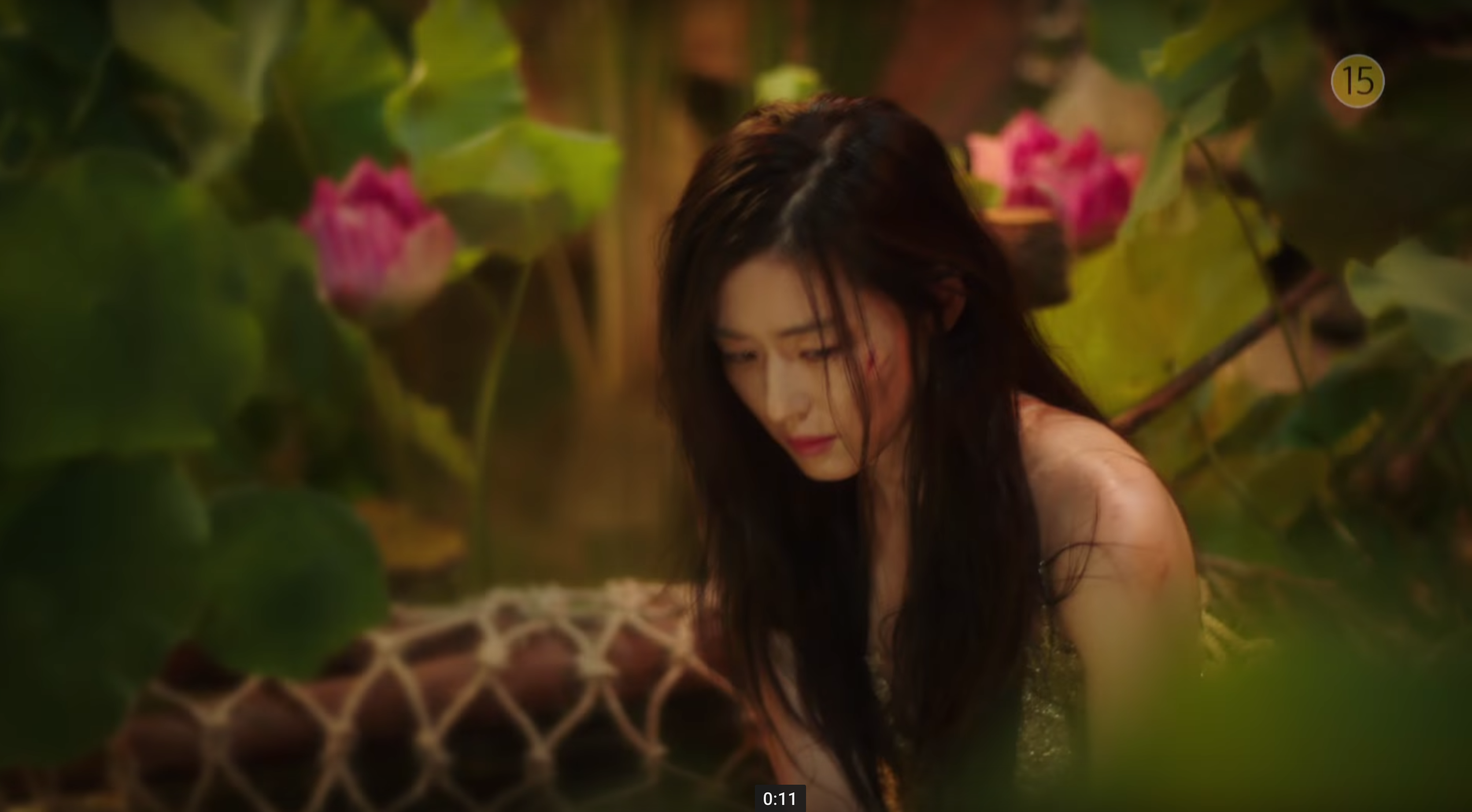 Lee Min Ho bơ vơ giữa biển, tiên cá Jeon Ji Hyun bơi lội tung tăng - Ảnh 10. Lee Min Ho bơ vơ giữa biển, tiên cá Jeon Ji Hyun bơi lội tung tăng - Ảnh 10.