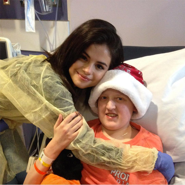 Selena xinh như thiên thần, mang niềm vui đến các bệnh nhi vào đêm Giáng sinh - Ảnh 3.