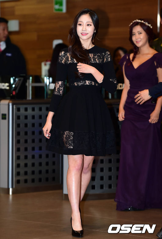 Thảm đỏ MBC Entertainment Awards: Lee Sung Kyung xinh như công chúa, dàn diễn viên khoe ngực sexy - Ảnh 28.