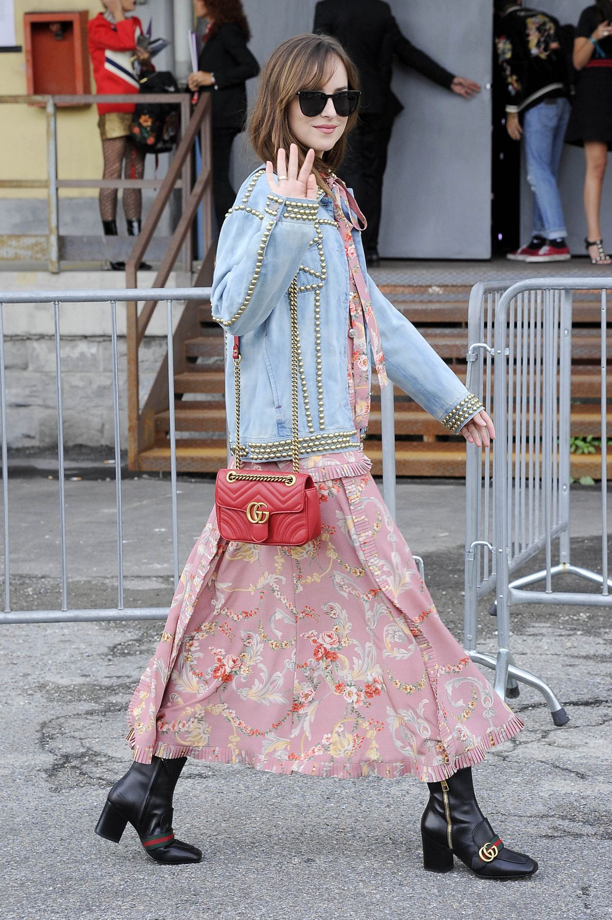 Chân ngắn mông xệ, Kim Kardashian vẫn lọt top street style 2016 chẳng kém Gigi hay Kendall - Ảnh 7. Chân ngắn mông xệ, Kim Kardashian vẫn lọt top street style 2016 chẳng kém Gigi hay Kendall - Ảnh 7.