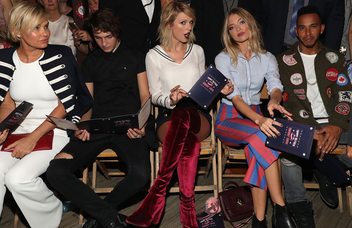 Chẳng ai ngờ được Taylor Swift sẽ mặc như thế này để đi xem fashion show! - Ảnh 4. Chẳng ai ngờ được Taylor Swift sẽ mặc như thế này để đi xem fashion show! - Ảnh 4.