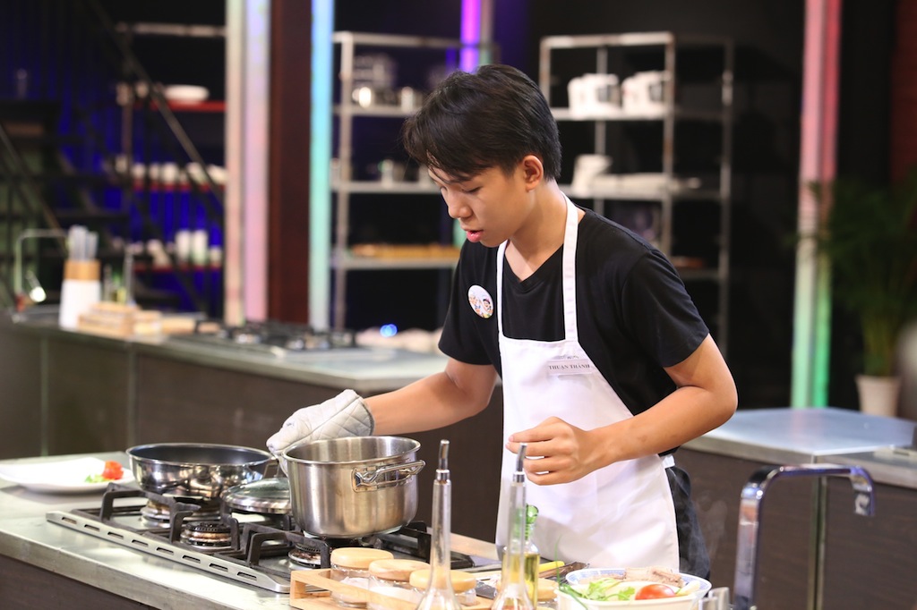 MasterChef nhí: Cậu bé 9 tuổi bức xúc dùm các bạn nữ bị loại - Ảnh 8. MasterChef nhí: Cậu bé 9 tuổi bức xúc dùm các bạn nữ bị loại - Ảnh 8.