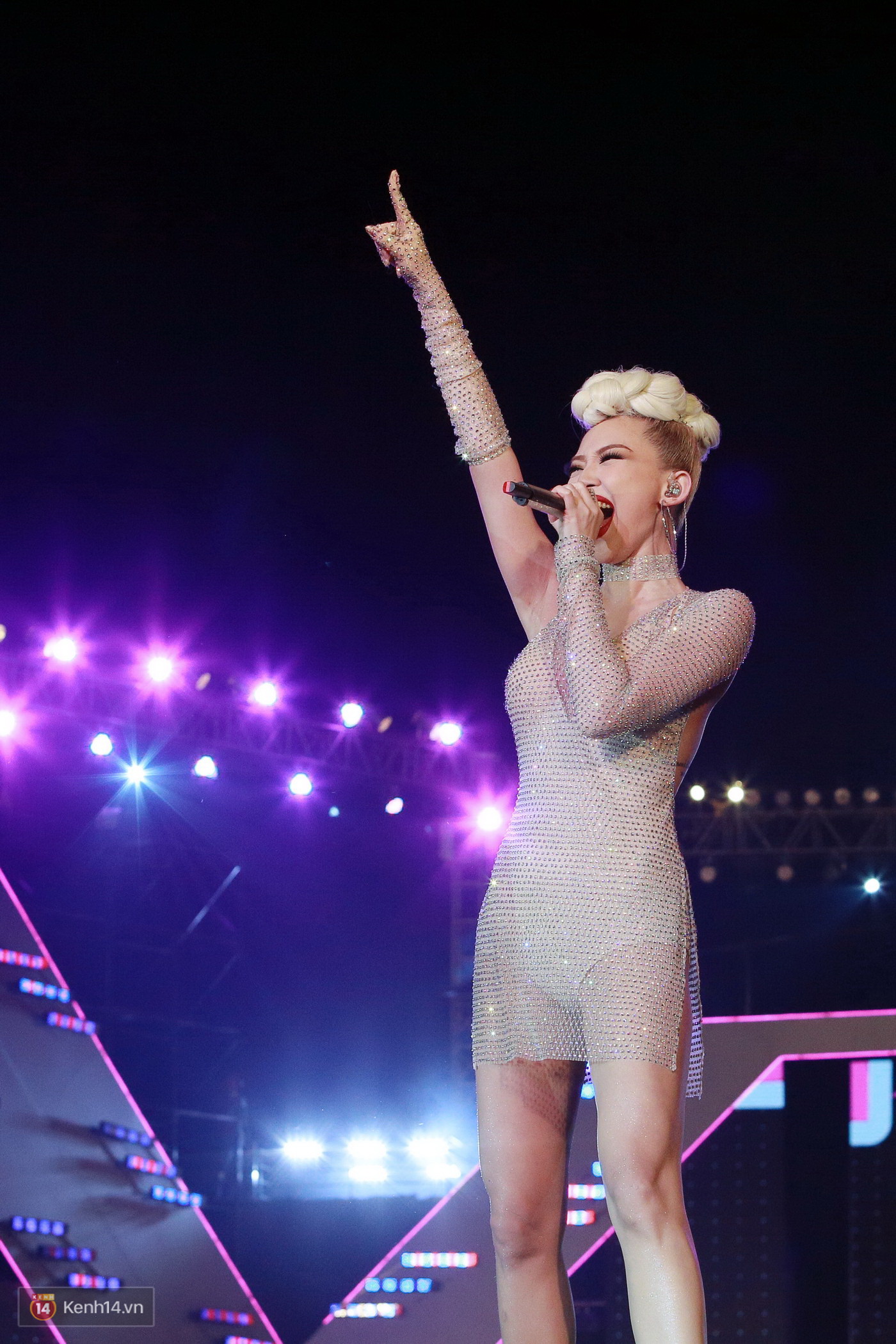 Bạn nghĩ ngôi sao luôn chi bạo? Không, Tóc Tiên tiết kiệm trang phục thế này cơ mà! - Ảnh 4. Bạn nghĩ ngôi sao luôn chi bạo? Không, Tóc Tiên tiết kiệm trang phục thế này cơ mà! - Ảnh 4.