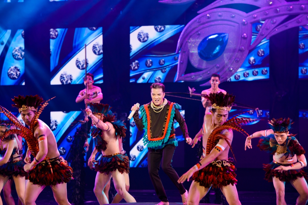 Liveshow 20 năm ca hát của Đàm Vĩnh Hưng: Hoành tráng, màu sắc như Las Vegas thu nhỏ - Ảnh 1. Liveshow 20 năm ca hát của Đàm Vĩnh Hưng: Hoành tráng, màu sắc như Las Vegas thu nhỏ - Ảnh 1.