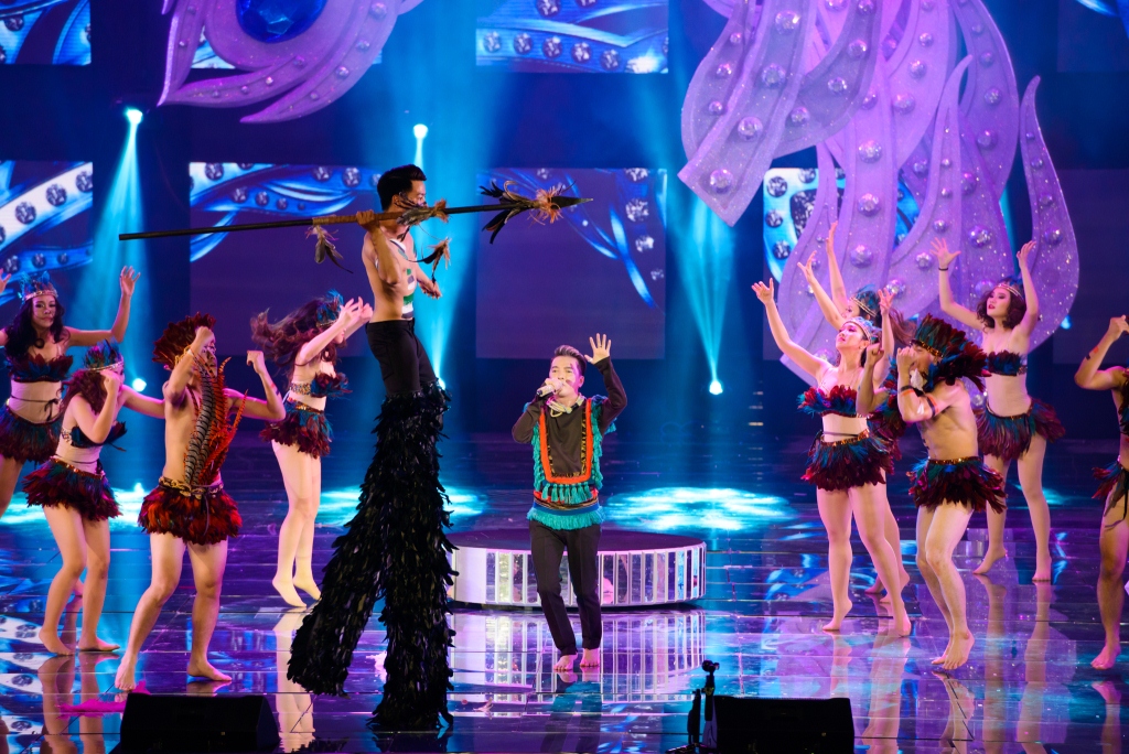 Liveshow 20 năm ca hát của Đàm Vĩnh Hưng: Hoành tráng, màu sắc như Las Vegas thu nhỏ - Ảnh 2. Liveshow 20 năm ca hát của Đàm Vĩnh Hưng: Hoành tráng, màu sắc như Las Vegas thu nhỏ - Ảnh 2.