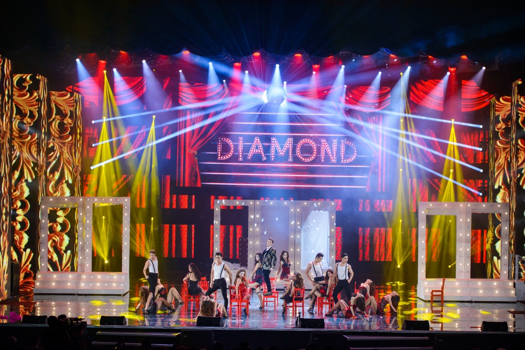 Liveshow 20 năm ca hát của Đàm Vĩnh Hưng: Hoành tráng, màu sắc như Las Vegas thu nhỏ - Ảnh 3. Liveshow 20 năm ca hát của Đàm Vĩnh Hưng: Hoành tráng, màu sắc như Las Vegas thu nhỏ - Ảnh 3.
