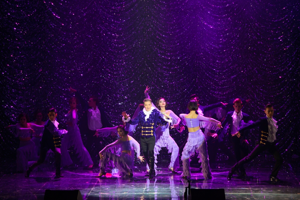 Liveshow 20 năm ca hát của Đàm Vĩnh Hưng: Hoành tráng, màu sắc như Las Vegas thu nhỏ - Ảnh 14. Liveshow 20 năm ca hát của Đàm Vĩnh Hưng: Hoành tráng, màu sắc như Las Vegas thu nhỏ - Ảnh 14.