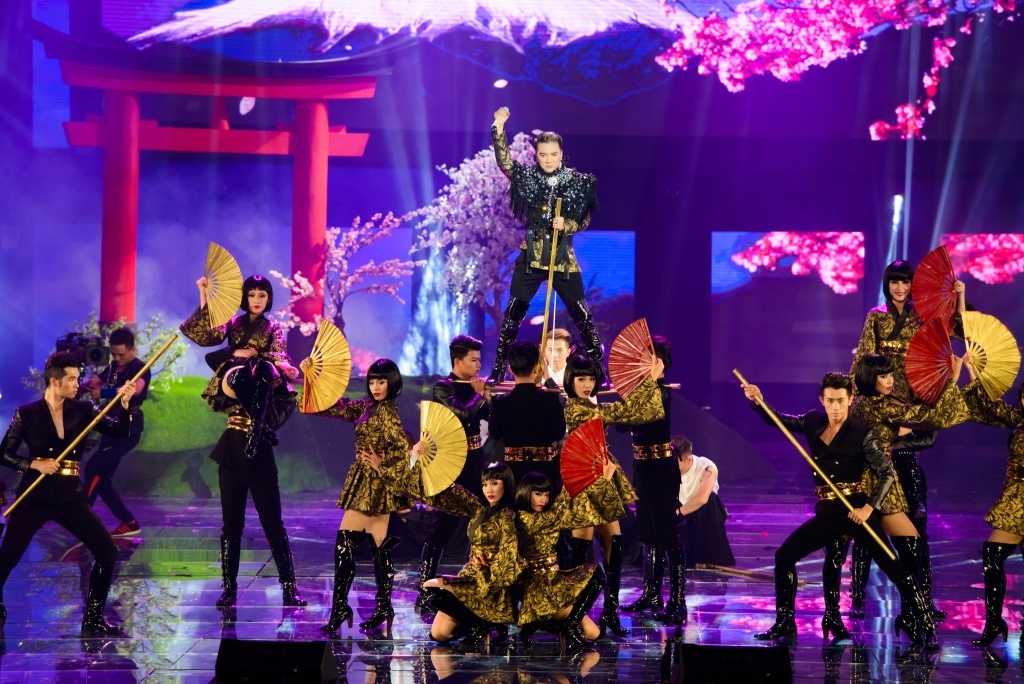 Liveshow 20 năm ca hát của Đàm Vĩnh Hưng: Hoành tráng, màu sắc như Las Vegas thu nhỏ - Ảnh 20. Liveshow 20 năm ca hát của Đàm Vĩnh Hưng: Hoành tráng, màu sắc như Las Vegas thu nhỏ - Ảnh 20.