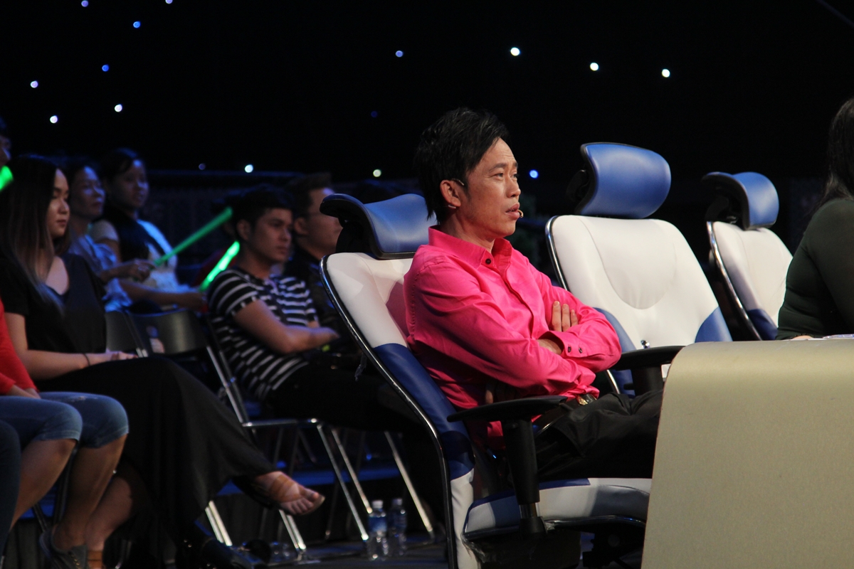 Hoài Linh viêm họng nặng, nằm co ro trong hậu trường - Ảnh 3. Hoài Linh viêm họng nặng, nằm co ro trong hậu trường - Ảnh 3.