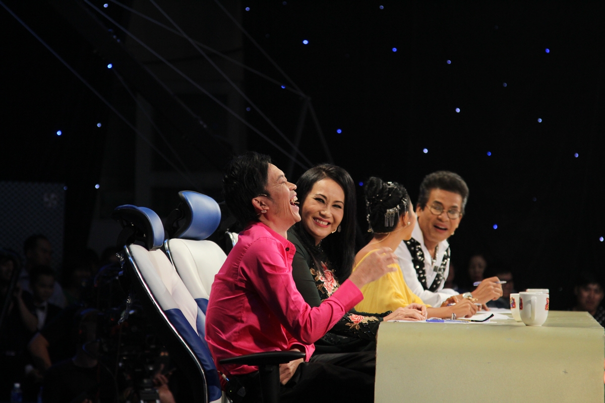 Hoài Linh viêm họng nặng, nằm co ro trong hậu trường - Ảnh 4. Hoài Linh viêm họng nặng, nằm co ro trong hậu trường - Ảnh 4.