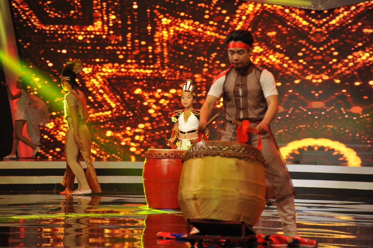 Hoài Linh viêm họng nặng, nằm co ro trong hậu trường - Ảnh 10. Hoài Linh viêm họng nặng, nằm co ro trong hậu trường - Ảnh 10.