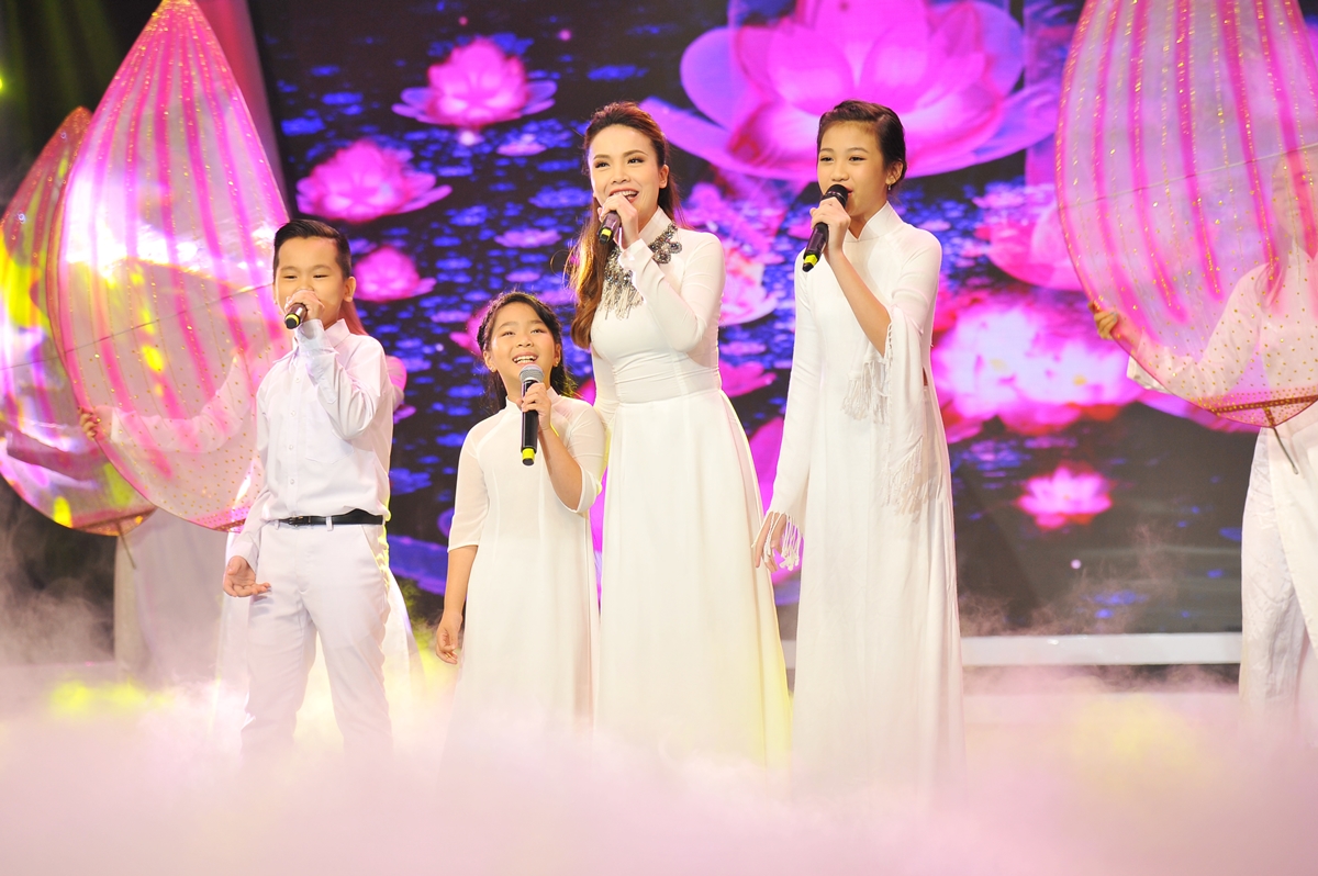 Hoài Linh viêm họng nặng, nằm co ro trong hậu trường - Ảnh 11. Hoài Linh viêm họng nặng, nằm co ro trong hậu trường - Ảnh 11.