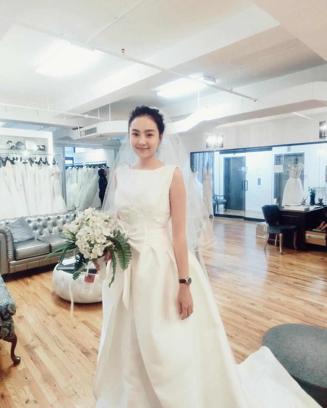 Ngắm trọn bộ 7 chiếc váy cưới, 4 bộ áo dài cùng loạt phụ kiện xa xỉ của cô gái thời tiết Mai Ngọc - Ảnh 1. Ngắm trọn bộ 7 chiếc váy cưới, 4 bộ áo dài cùng loạt phụ kiện xa xỉ của cô gái thời tiết Mai Ngọc - Ảnh 1.