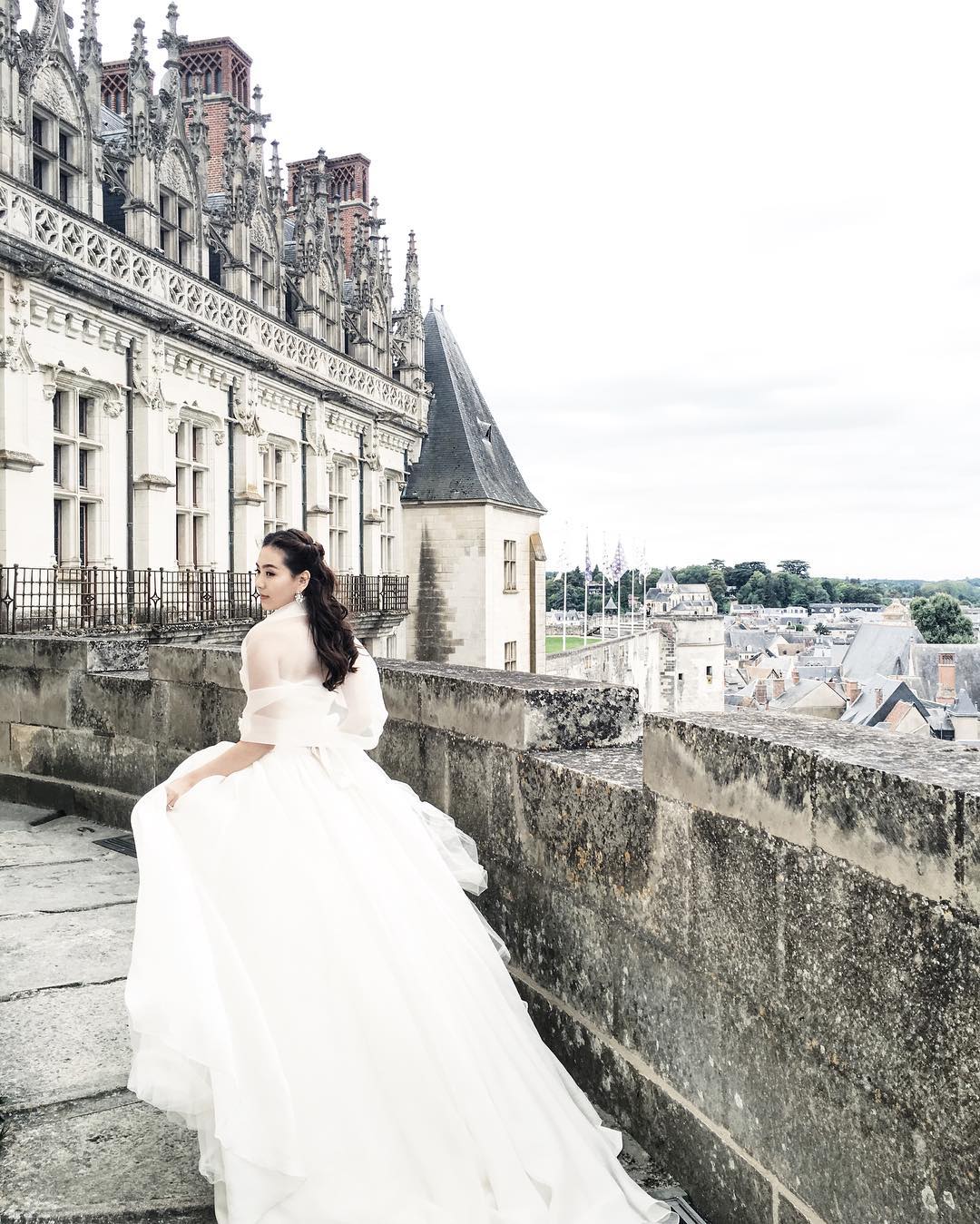 Ngắm trọn bộ 7 chiếc váy cưới, 4 bộ áo dài cùng loạt phụ kiện xa xỉ của cô gái thời tiết Mai Ngọc - Ảnh 11. Ngắm trọn bộ 7 chiếc váy cưới, 4 bộ áo dài cùng loạt phụ kiện xa xỉ của cô gái thời tiết Mai Ngọc - Ảnh 11.