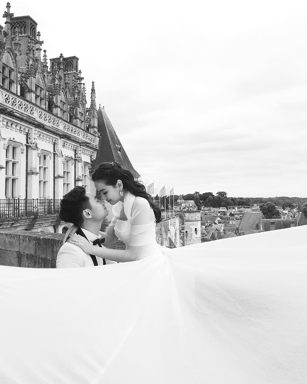 Ngắm trọn bộ 7 chiếc váy cưới, 4 bộ áo dài cùng loạt phụ kiện xa xỉ của cô gái thời tiết Mai Ngọc - Ảnh 12. Ngắm trọn bộ 7 chiếc váy cưới, 4 bộ áo dài cùng loạt phụ kiện xa xỉ của cô gái thời tiết Mai Ngọc - Ảnh 12.