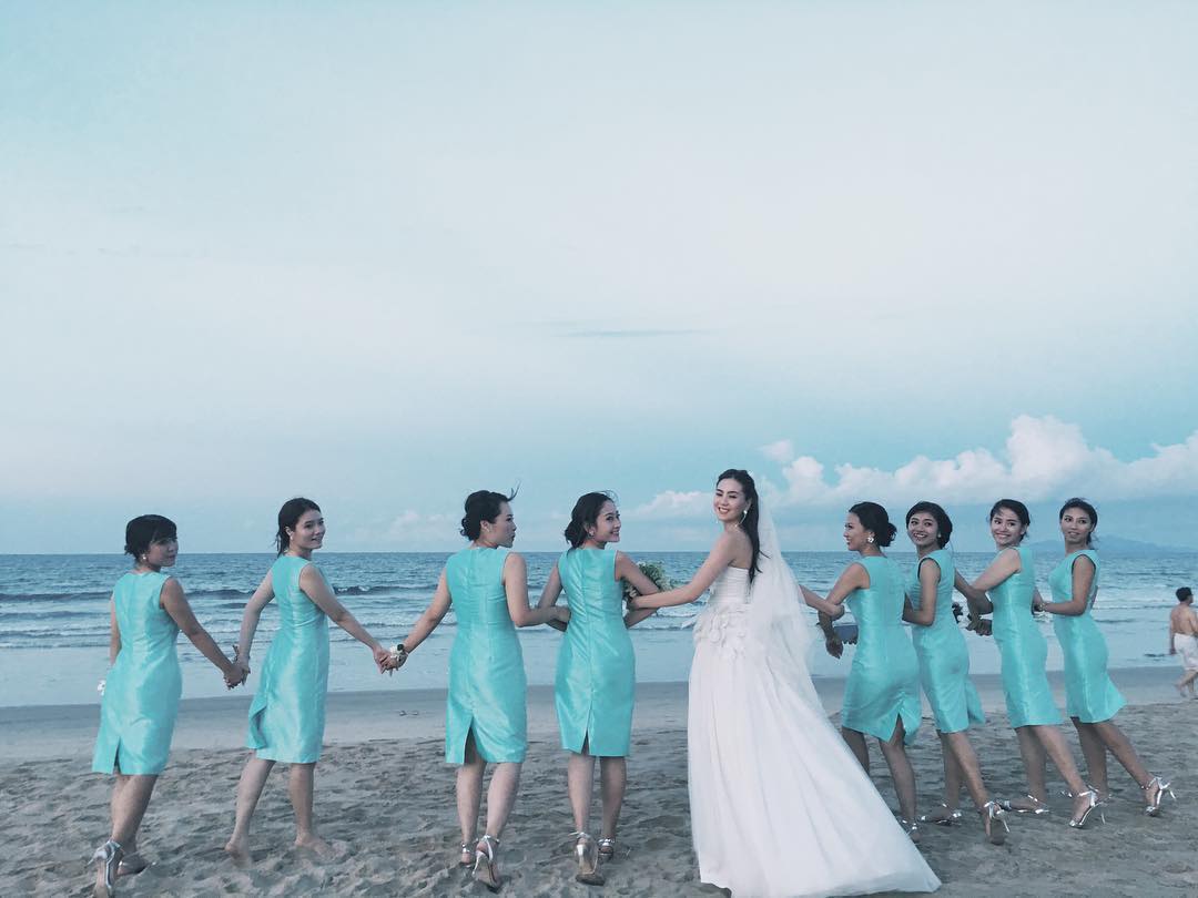 Ngắm trọn bộ 7 chiếc váy cưới, 4 bộ áo dài cùng loạt phụ kiện xa xỉ của cô gái thời tiết Mai Ngọc - Ảnh 19. Ngắm trọn bộ 7 chiếc váy cưới, 4 bộ áo dài cùng loạt phụ kiện xa xỉ của cô gái thời tiết Mai Ngọc - Ảnh 19.