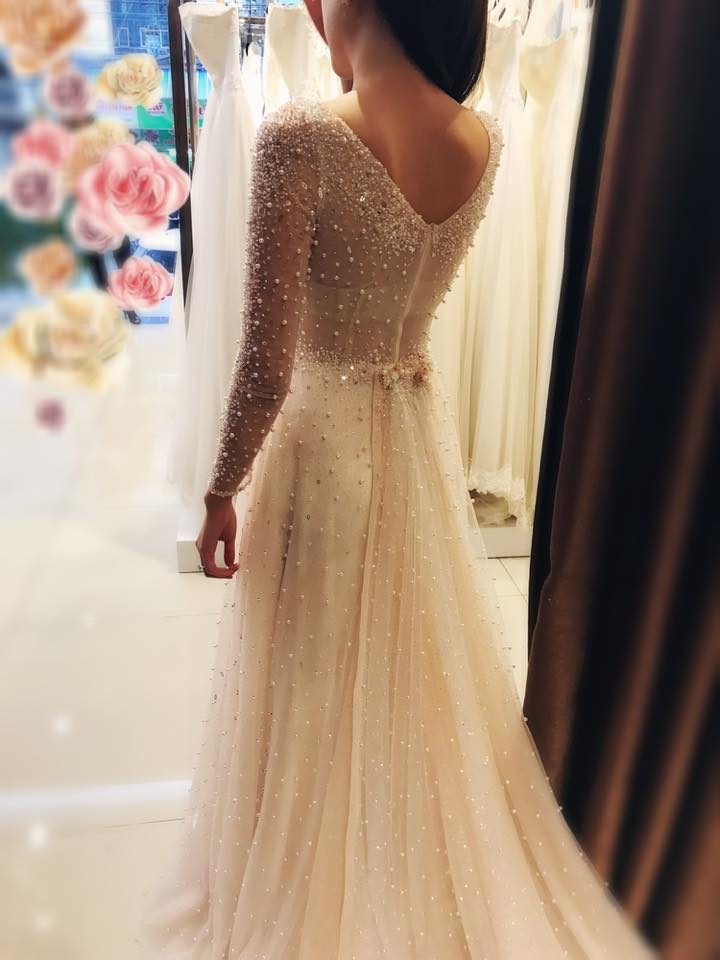 Ngắm trọn bộ 7 chiếc váy cưới, 4 bộ áo dài cùng loạt phụ kiện xa xỉ của cô gái thời tiết Mai Ngọc - Ảnh 3. Ngắm trọn bộ 7 chiếc váy cưới, 4 bộ áo dài cùng loạt phụ kiện xa xỉ của cô gái thời tiết Mai Ngọc - Ảnh 3.